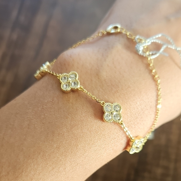 Elegant Gold and Silver Floral Bracelet - Picture 3 of 3